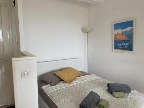 une petite chambre avec un lit avec des serviettes dessus dans l'établissement Studio Mer Sérénité, à Antibes