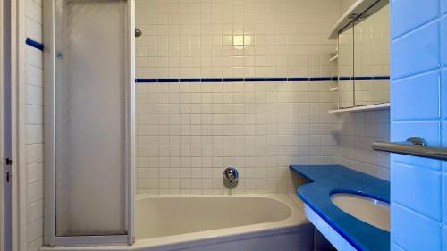 une salle de bain avec une baignoire et un lavabo dans l'établissement L'Evasion Luxury Apartment Stunning Sea View - Swimming Pool - Parking, à Théoule-sur-Mer