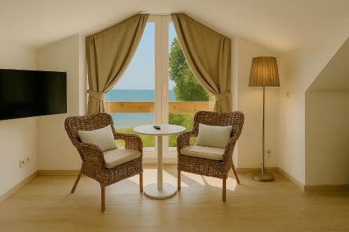 a room with two chairs and a table and a window at Lodge am Meer in Glücksburg