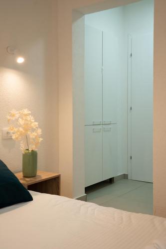 Un pat sau paturi într-o cameră la Iris Apartments