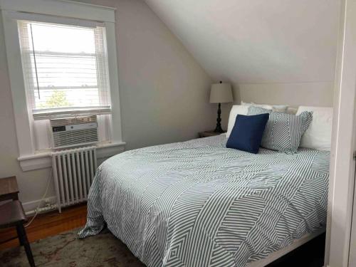 Una cama o camas en una habitación de The Mystic Charmer ,formerly The Charmer