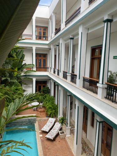 サントドミンゴにあるBoutique Hotel Casa Grande, Divas Suiteのスイミングプール付きのホテルの外側の景色を望めます。