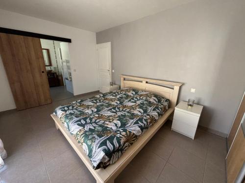 Ένα ή περισσότερα κρεβάτια σε δωμάτιο στο Villa dans le sud de la France
