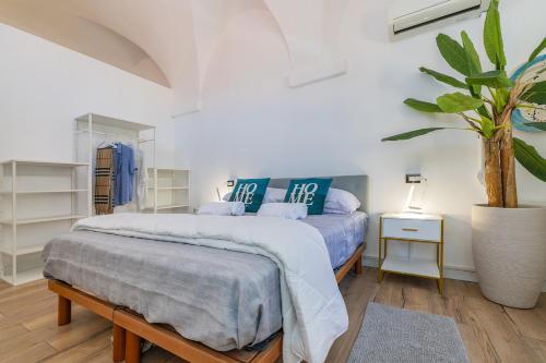 a bedroom with a bed and a potted plant at The Beach One in Varigotti