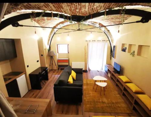 un salon avec un canapé et une table dans l'établissement Appartement centre ville bastia, à Bastia