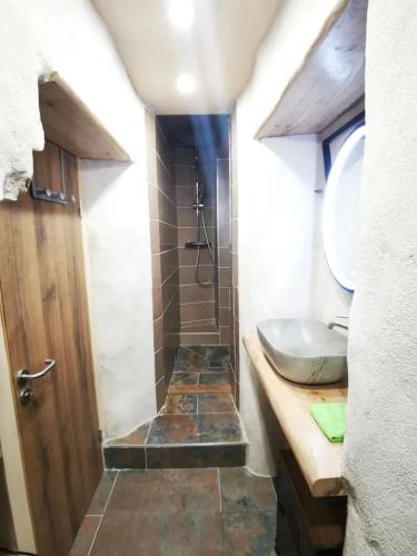une salle de bain avec un lavabo et des toilettes et un lavabo dans l'établissement Appartement centre ville bastia, à Bastia