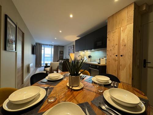 une table de salle à manger avec des assiettes et des plats dessus dans l'établissement COSY TERRASSE 6 pers Ax Thermes Centre Parking, à Ax-les-Thermes