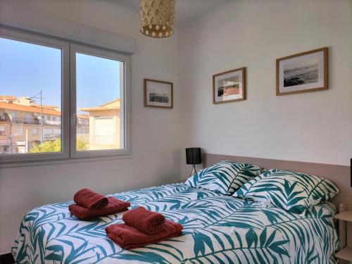 un lit avec deux oreillers dessus dans une chambre dans l'établissement Entre Terre et Mer, à Fleury