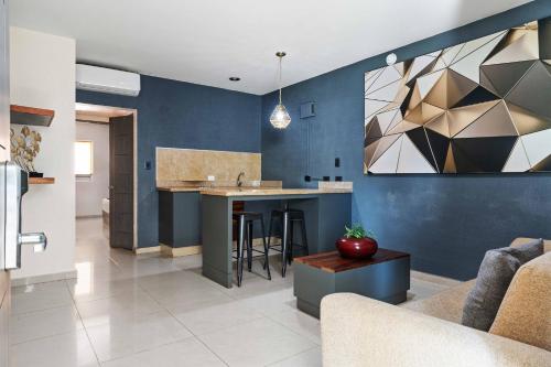 a kitchen and living room with blue walls at Homesuites Zaragoza in Culiacán