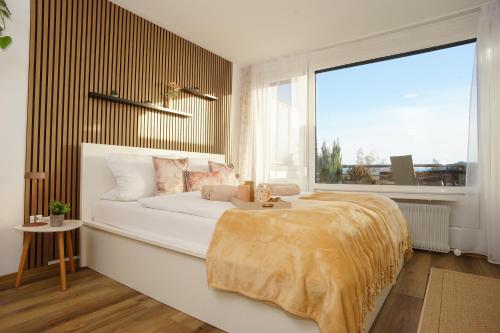 Ένα ή περισσότερα κρεβάτια σε δωμάτιο στο RELAX - APPARTEMENTS mit Pool und Sauna, Allgäu