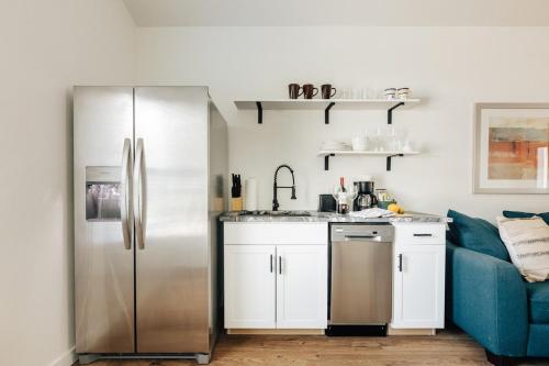 Η κουζίνα ή μικρή κουζίνα στο Affordable & New at Heart of SoCO Eateries King Bed Rain Shower Big Fence Yard