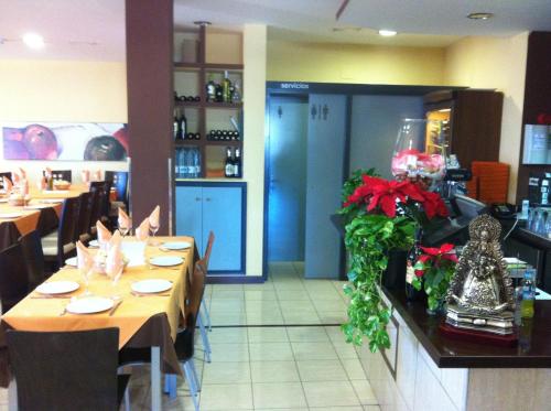 a dining room with tables in a restaurant at Hotel El Cruce Moraleda in Moraleda de Zafayona