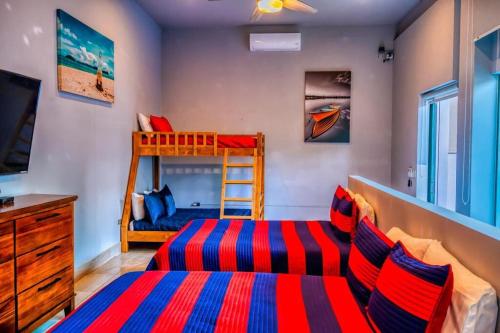un dormitorio con una cama y una litera en Unique FAMILY CAVE Heated Pool on demand, en Puerto Peñasco