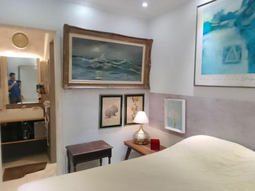 a bedroom with a bed and a sink and a mirror at Casa com vista exuberante in Pouso Alegre