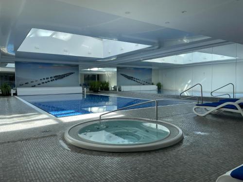 Lily Apart - Waterlane Pool & Gym Apartment
