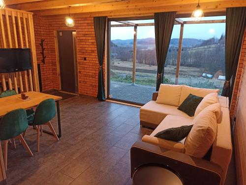 Televízia a/alebo spoločenská miestnosť v ubytovaní Maraśka Holiday House