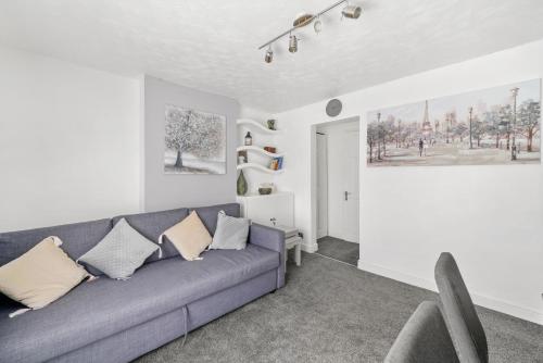 a living room with a blue couch in a room at Lovely 2 Bed Home In Bletchley Milton Keynes in Bletchley