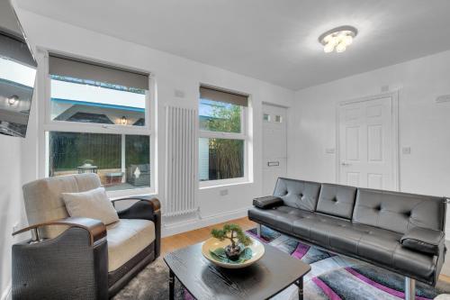 Posezení v ubytování Leaf & Lounge - Free Parking , En-Suite, Near Wembley