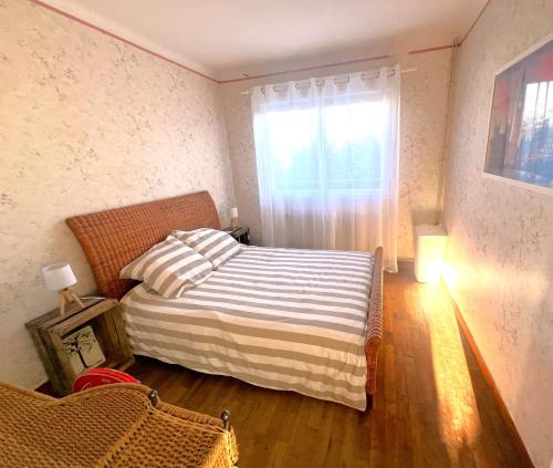 une petite chambre avec un lit et une fenêtre dans l'établissement Konk Kerne Home, à Concarneau