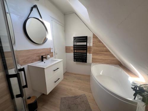 une salle de bain blanche avec un lavabo et un miroir dans l'établissement Konk Kerne Home, à Concarneau