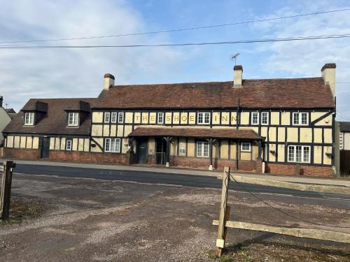 an old building on the side of a street at The Shoe Inn Rooms in Southampton