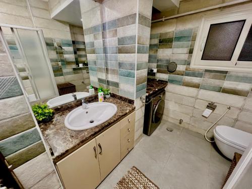 Koupelna v ubytování Airport Edge Suite