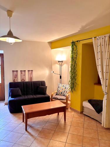 un salon avec un canapé et une table basse dans l'établissement Gîte ღ La tour du Château ღ, à Aubignas