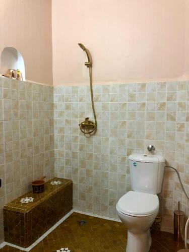 Bilik mandi di APT traditionnel style Riad proche du Centre, Palais et Plage