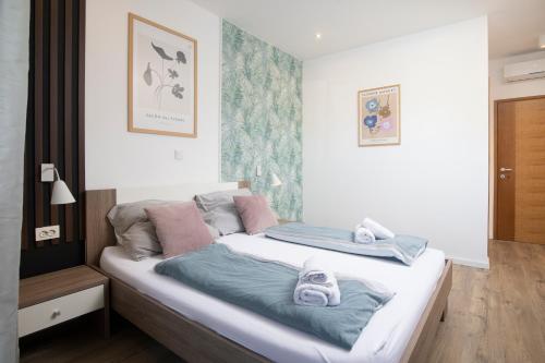 Ένα ή περισσότερα κρεβάτια σε δωμάτιο στο Apartmant & rooms Villa Rosa Medulin