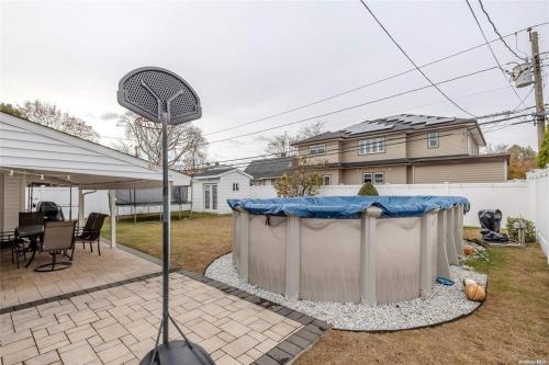 Bazén v ubytování Villa with amazing pool & yard near NYC & Queens nebo v jeho okolí