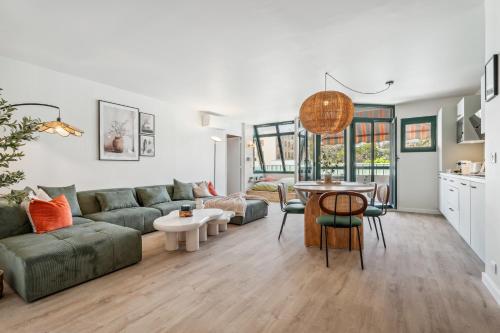 un salon avec un canapé et une table dans l'établissement Nice Renting - FLEURS - Luxury Stay Terrace Quiet Private Parking, à Nice