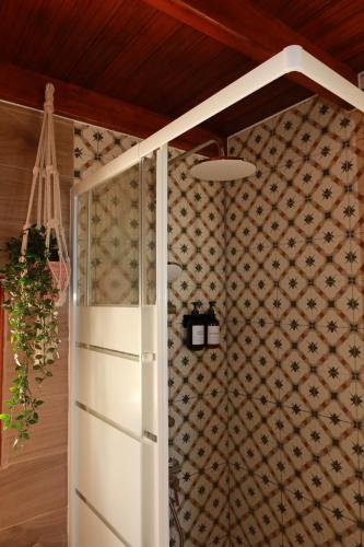 a shower in a room with a wall at Casa Las Sabinas in Guarazoca