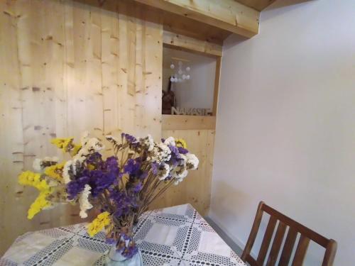 a vase of flowers on a table in a room at Casa de Condeixinha in Condeixa a Nova