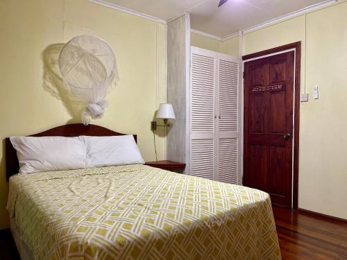 Cama ou camas em um quarto em Upper Floor Retreat