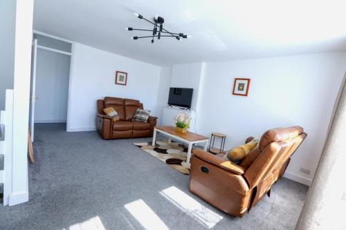 Μια τηλεόραση ή/και κέντρο ψυχαγωγίας στο 5 Bedrooms Homely House with Garden-Sleeps 11 Comfortably on 5 Double Beds, 1 Single Bed, Onsite Private Parking,Business Travellers, Contractors, & Holiday-Goers, Family Groups, Near Westfield Stratford,Excel Centre,O2 Arena,Elizabeth Line,Central London