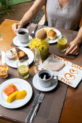 een tafel met borden ontbijt erop bij Pousada Pedra Torta in Itacaré