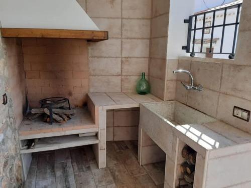 a bathroom with a large sink and a stove at Casa Rural Solanilla in Solanilla