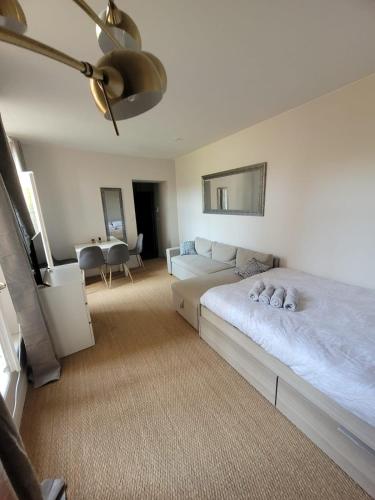 - une grande chambre avec un lit et une table dans l'établissement Appartment 4 pers IDEAL voyageur located in incontournable rue faidherbe in front of GARE LILLE FLANDRES, à Lille