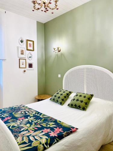 une chambre avec un lit blanc avec deux oreillers dans l'établissement Maison plage centre ville typique, à La Bernerie-en-Retz