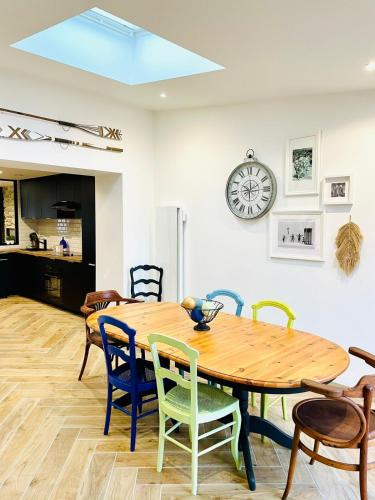 une cuisine et une salle à manger avec une table et des chaises en bois dans l'établissement Maison plage centre ville typique, à La Bernerie-en-Retz