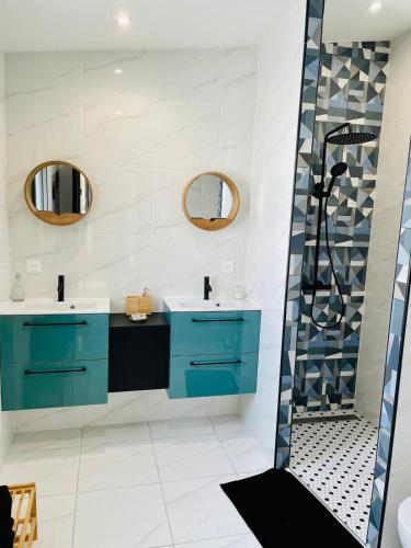 une salle de bain avec deux lavabos et une douche dans l'établissement Maison plage centre ville typique, à La Bernerie-en-Retz