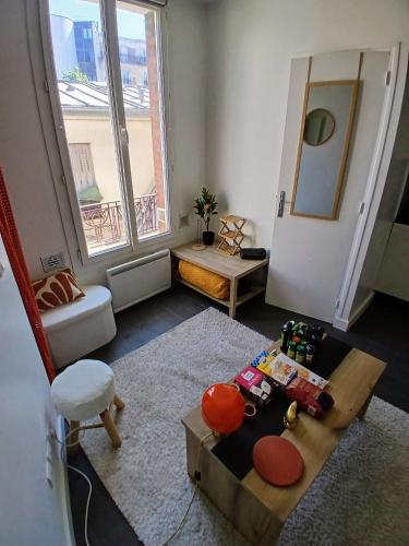 - un salon avec une table basse et une chaise dans l'établissement Studio équipé Cosy - Mairie Saint-Ouen, à Saint-Ouen