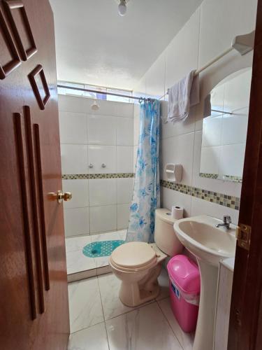 Koupelna v ubytování HOSTAL ACUARIUS PUNO