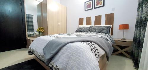 Postel nebo postele na pokoji v ubytování Dantis Apartments Magodo