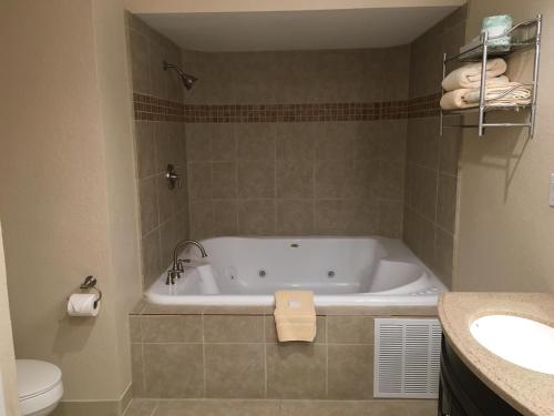 Ванная комната в Ramada by Wyndham Elko Hotel at Stockmen's Casino