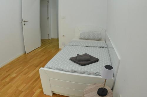 Ένα ή περισσότερα κρεβάτια σε δωμάτιο στο Royal Apartment-FamilyHaven,Park,Modern and Luxury