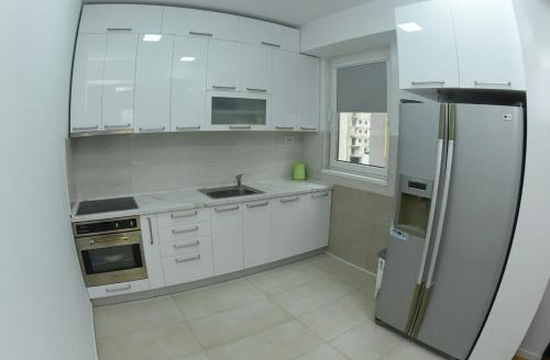 Η κουζίνα ή μικρή κουζίνα στο Royal Apartment-FamilyHaven,Park,Modern and Luxury