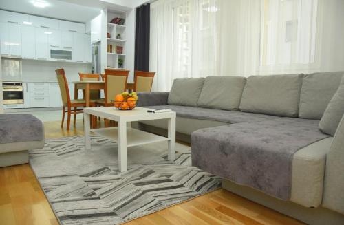 Η κουζίνα ή μικρή κουζίνα στο Royal Apartment-FamilyHaven,Park,Modern and Luxury