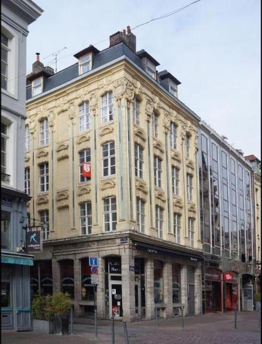 un grand bâtiment au coin d'une rue dans l'établissement COUP DE COEUR Bon Plan Chambre 3 pers located history GRAND PLACE DE LILLE, à Lille