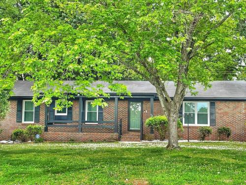 Κήπος έξω από το Charming Family Retreat Near Parks Fire Pit & Games